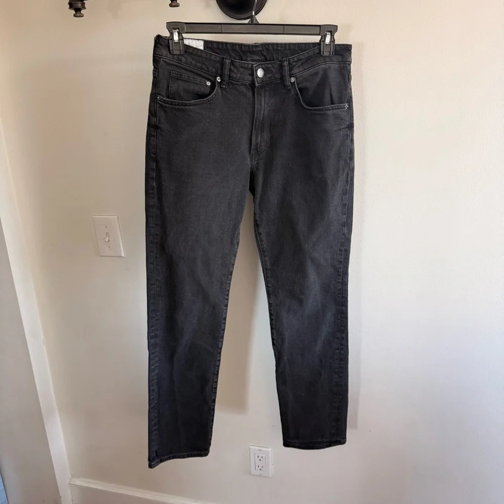 H&M Men's Regular Fit Coupe Standard Black Straight Leg Jeans, size 33/32